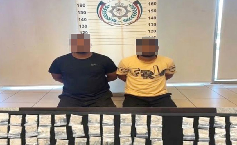 بالفيديو سقوط شخصين بـ 163 كيس هيروين في حولي