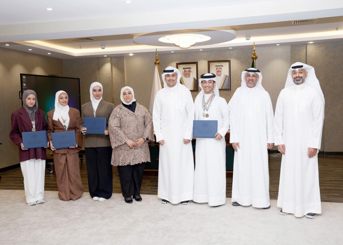وزير الدولة لشؤون الشباب والرياضة د. طارق الجلاهمة مكرما طلبة وزارة التربية المشاركين في أولمبياد علوم الأرض الدولي