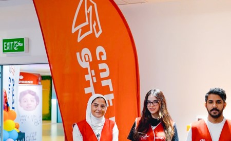 بنك الخليج يوزّع 400 حقيبة مدرسية على أبناء الأسر المتعففة في إطار حملة «العودة إلى المدارس»