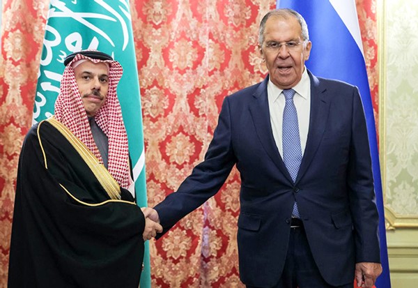 وزير الخارجية الروسي سيرغي لاڤروڤ في موسكو مستقبلا نظيره السعودي صاحب السمو الأمير فيصل بن فرحان في موسكو (أ.ف.پ)