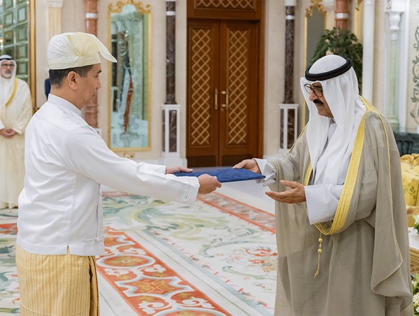 الأمير يتسلّم أوراق اعتماد عدد من السفراء