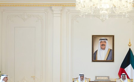 ولي العهد: تطبيق التوجيهات السامية لحفظ الأمن والاستقرار