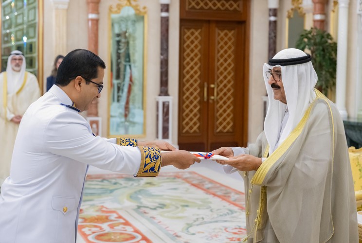 صاحب السمو الأمير الشيخ مشعل الأحمد يتسلم أوراق اعتماد السفير شهي ماكرا سفيرا لمملكة كمبوديا