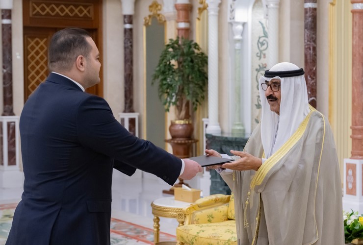 صاحب السمو الأمير الشيخ مشعل الأحمد يتسلم أوراق اعتماد السفير محمد الزعبي سفيرا لدولة انتيغوا وباربودا