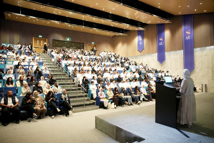 الجامعة الأمريكية الدولية تستقبل أكثر من 1200 طالب جديد خلال اللقاء التنويري التعريفي للطلبة الجدد لخريف 2026 - 2027