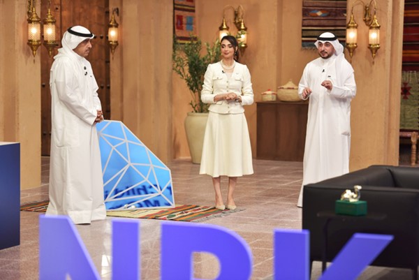 علي الملا خلال الإعلان عن الرابحين في سحوبات الجوهرة