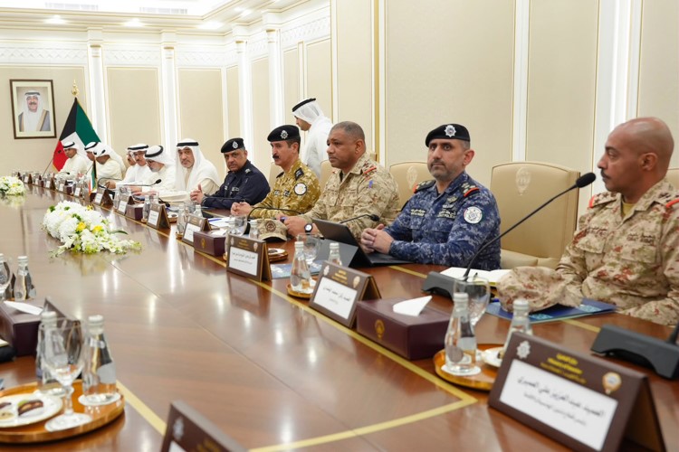 رئيس مجلس الوزراء بالإنابة ووزير الداخلية الشيخ فهد اليوسف مترئسا الاجتماع مع وفدي العراق والولايات المتحدة بحضور وزير الخارجية الشيخ جراح الجابر ووكيل وزارة الداخلية اللواء عبدالوهاب الوهيب ومدير عام الإدارة العامة لخفر السواحل العميد ركن بحري الشيخ مبارك اليوسف وممثلي وزارة الدفاع وعدد من القيادات الديبلوماسية والأمنية والعسكرية