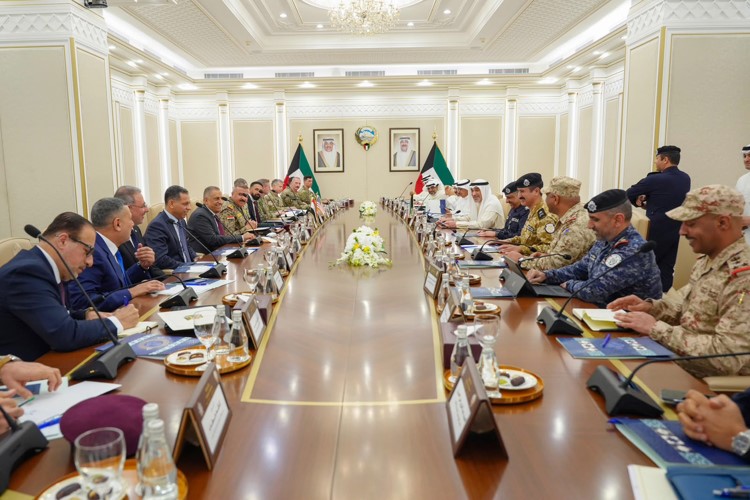 رئيس مجلس الوزراء بالإنابة ووزير الداخلية الشيخ فهد اليوسف والحضور خلال الاجتماع مع وفدي العراق والولايات المتحدة