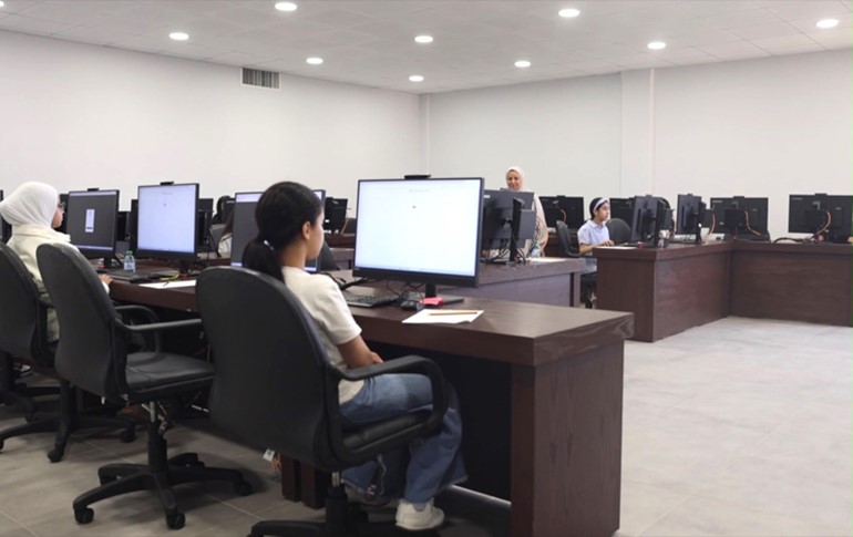 بعض الطالبات المتقدمات لاختبار الكشف عن الطلبة الموهوبين