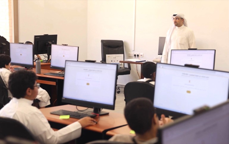 جانب من الطلبة خلال تقديمهم اختبار الكشف عن الطلبة الموهوبين