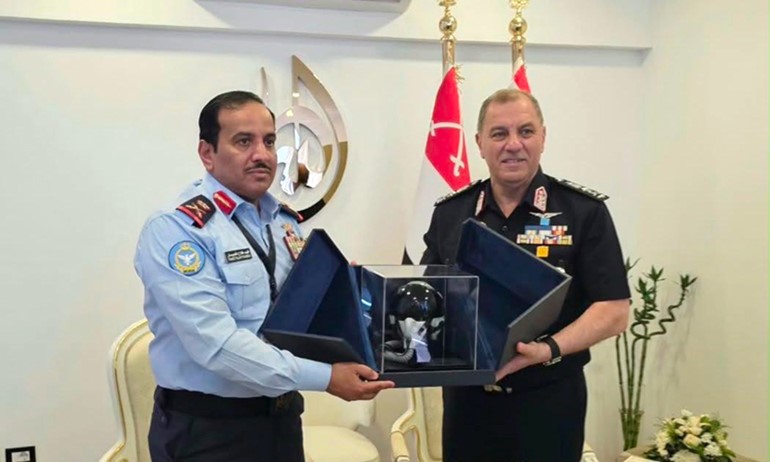 آمر القوة الجوية يطلع على أحدث المنظومات والتقنيات والابتكارات في مجالي الطيران والفضاء بالقاهرة