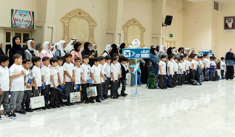 عدد من طلبة الصف الأول الابتدائي خلال تدشين العام الدراسي الماضي