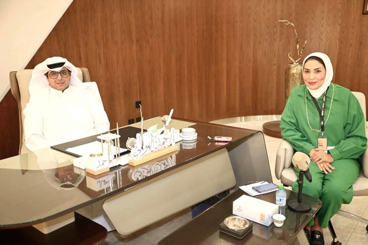 رئيس جمعية المعلمين حمد الهولي مع الزميلة آلاء خليفة (محمد هاشم)