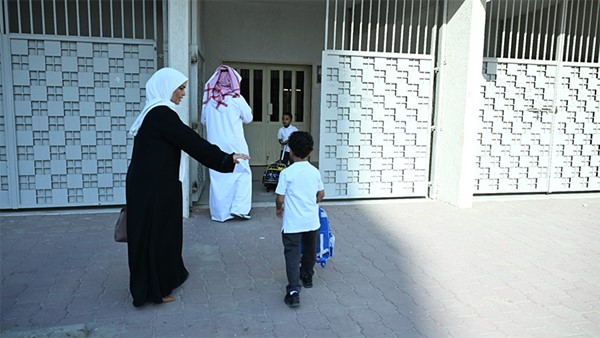 «الأول ابتدائي» دشن العام الدراسي اليوم.. و«المرور» على أهبة الاستعداد أمام المدارس