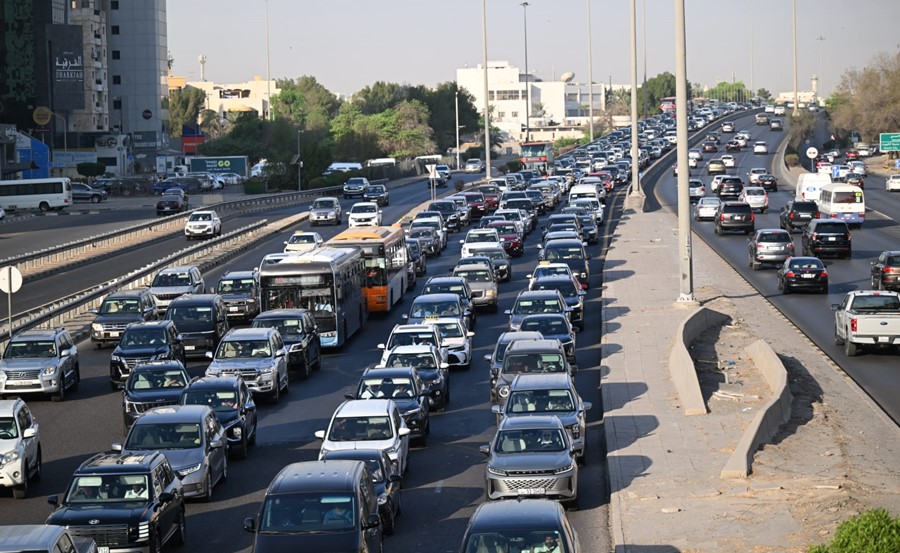 ازدحام في الشوارع ومحيط المدارس وجهود رجال الداخلية والمرور يسرت الحركة