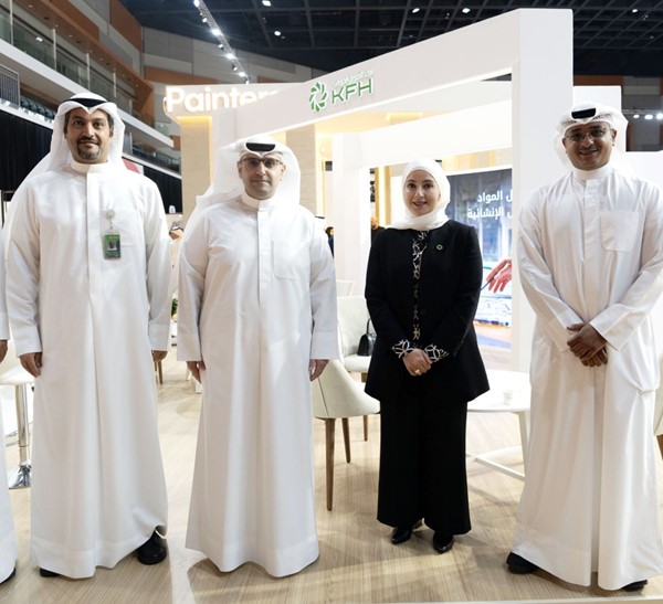 وزير الدولة لشؤون البلدية ووزير الدولة لشؤون الإسكان م.عبداللطيف المشاري في جناح البنك مع نهال المسلم وعبدالعزيز السعيد وعبدالعزيز الناجم