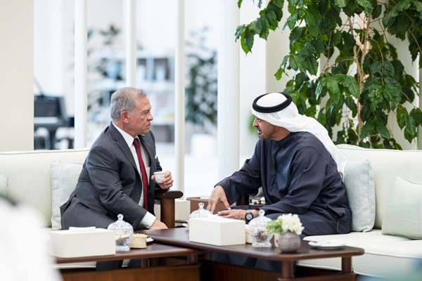 رئيس الإمارات وملك الأردن يبحثان علاقات البلدين والتطورات الإقليمية