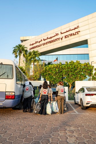 جانب من توزيع الحقائب خلال المبادرة