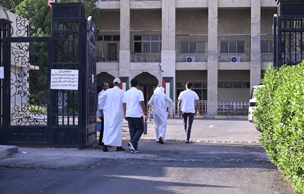 المدارس تعود للحياة مع عودة آلاف الطلبة إلى مقاعد الدراسة.. واستنفار مروري لتسهيل الحركة