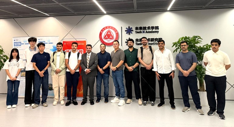 وفد الطلبة المتميزين من كلية الدراسات التكنولوجية برئاسة د.بشار الزوير خلال زيارة إحدى الجامعات في جمهورية الصين الشعبية