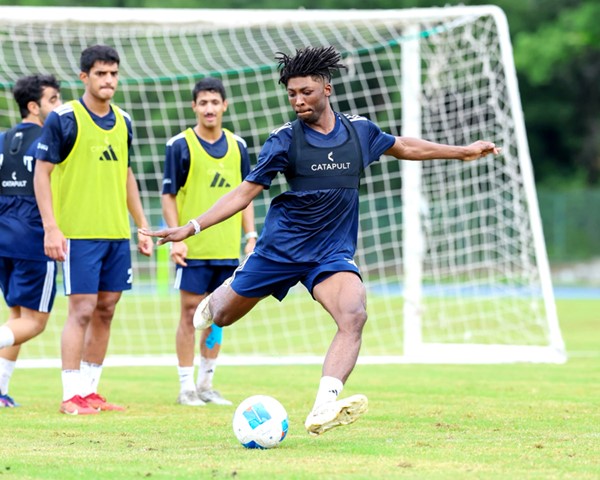 لاعب منتخبنا الأولمبي محمد الصريعي خلال التدريبات الأخيرة