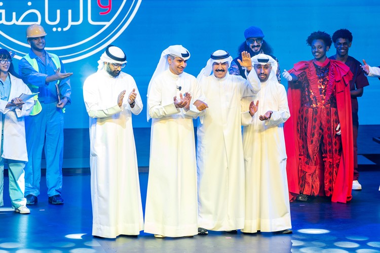 الفنان عبدالله الرويشد يظهر في ختام الحفل ويتلقى تحية من الجمهور