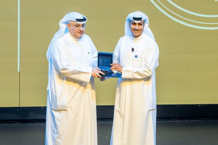د.طارق الجلاهمة يسلم رئيس العلاقات العامة والإعلام للمجموعة في بيت التمويل الكويتي يوسف الرويح تكريم بيت التمويل الكويتي لشراكته الاستراتيجية للموسم
