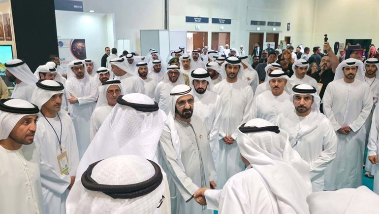 نائب رئيس دولة الإمارات العربية المتحدة رئيس مجلس الوزراء حاكم دبي صاحب السمو الشيخ محمد بن راشد مصافحا الحضور في جناح دولة الكويت