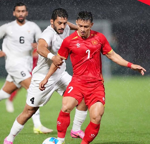 مدافع منتخبنا الأولمبي صالح المحطب يحاول إيقاف لاعب ڤيتنام