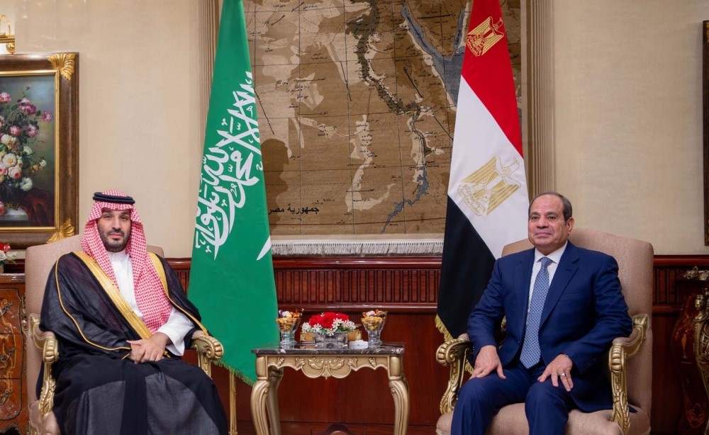 الرئيس المصري يؤكد لولي العهد السعودي الإدانة الكاملة لأي اعتداءات تمس سيادة المملكة واستقرارها وسلامة أراضيها
