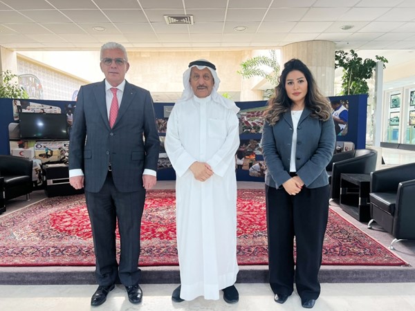 رئيس مجلس إدارة جمعية الهلال الأحمر خالد المغامس خلال اللقاء مع سفير دولة فلسطين لدى دولة الكويت رامي طهبوب