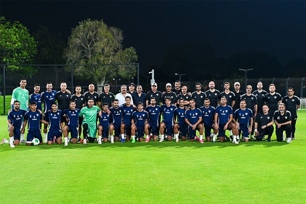 اليوسف يجتمع بلاعبي الأزرق في الدوحة