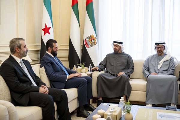 رئيس الإمارات يبحث مع نظيره السوري سبل تعزيز العلاقات الثنائية والمستجدات الإقليمية