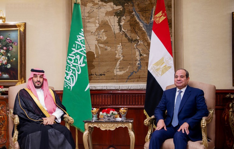 الرئيس المصري عبدالفتاح السيسي مستقبلا صاحب السمو الملكي الأمير محمد بن سلمان بن عبدالعزيز ولي العهد رئيس مجلس الوزراء السعودي في القاهرة (واس)