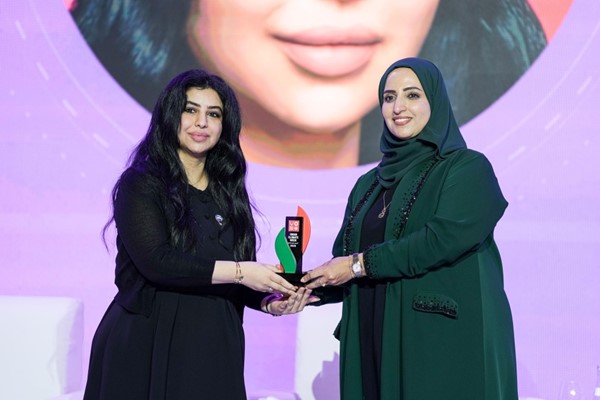 راعي قمة المرأة والمناخ د.جوخة الشكيلي تكرم المدير العام للهيئة العامة للبيئة بالتكليف نوف بهبهاني 