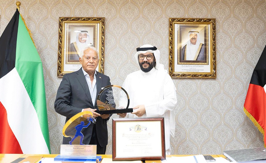 وكيل الصحة يكرم البروفيسور موسى خورشيد الحائز جائزة الريادة العالمية بجراحة السمنة
