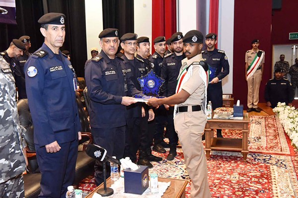 وكيل وزارة الداخلية اللواء عبدالوهاب الوهيب لدى تكريم أحد المتفوقين من الدفعة 96 بمدرسة الشرطة 