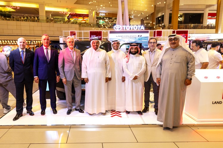 بنغت شولتز ومارتن أهيرن وإيان توتيت وبدر فيصل الساير مع فريق الإدارة العليا لدى مجموعة الساير