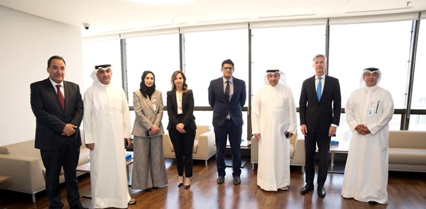 فان دير تول في لقطة جماعية مع بعض أعضاء الإدارة التنفيذية 	 (أحمد علي)