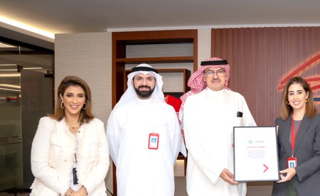 «الخليج» يواصل دعم التعليم ويسدد المصروفات الدراسية عن أبناء الأسر المتعففة