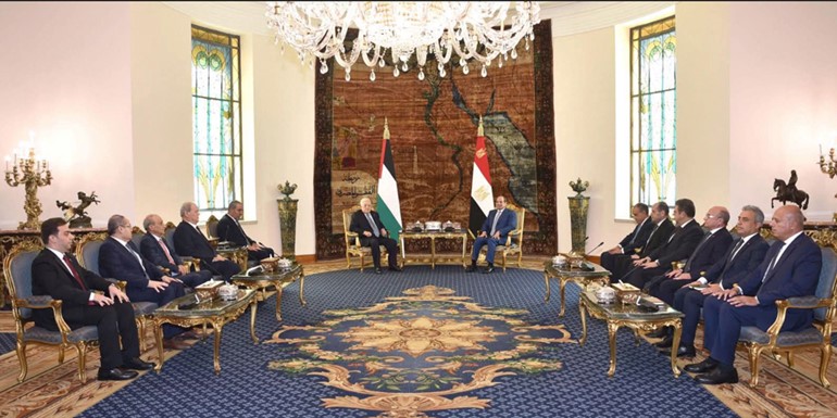 الرئيس المصري عبدالفتاح السيسي مستقبلا نظيره الفلسطيني محمود عباس