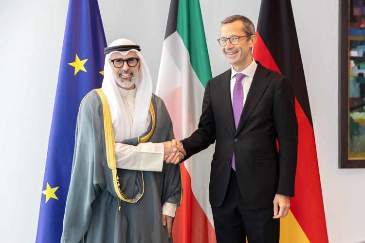 وزير الخارجية الشيخ جراح الجابر والمستشار الخاص لشؤون السياسة الخارجية والأمنية للمستشار الاتحادي الألماني د. غونتر ساوتر