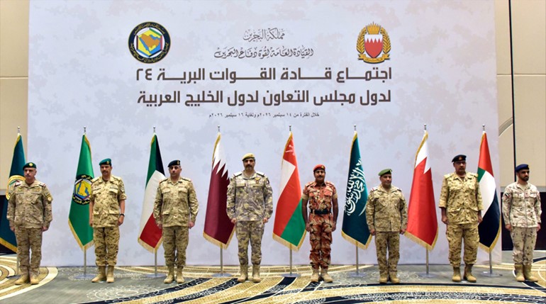 آمر القوة البرية العميد الركن حمد أحمد السويدي واللواء الركن سلمان الفضالة واللواء الركن عبدالعزيز البلوي مع المشاركين في الاجتماع