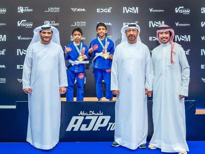 البطلان عبيد وعبدالله الرفيدي خلال تتويجهما بالميدالية الذهبية