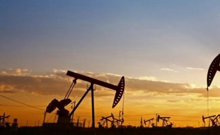 النفط يواصل التراجع مع انحسار مخاوف اضطراب الإمدادات