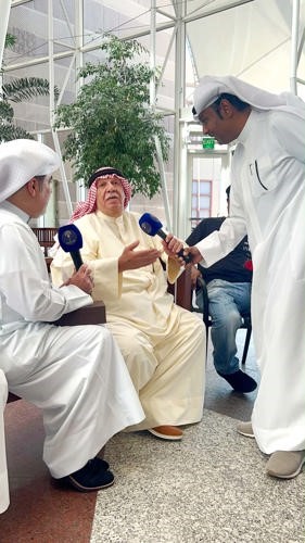 من أجواء الحلقة التي قدمها يوسف جوهر وطلال الماجد في المركز العلمي