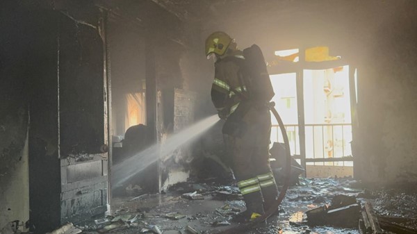 فرق الإطفاء تُسيطر على حريق عمارة في المنقف.. وإصابة شخصين