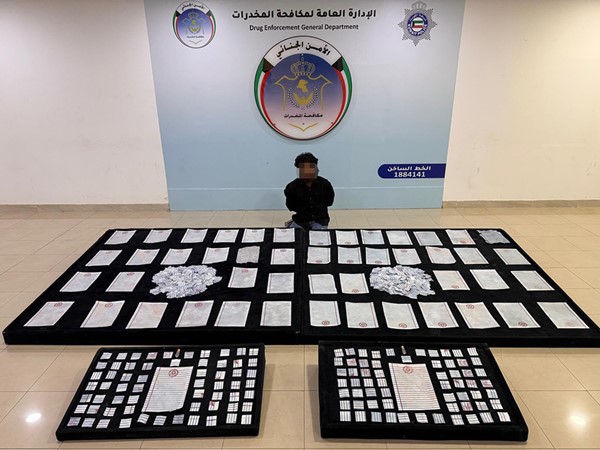"الداخلية": ضبط متهم بنغلاديشي في قضية إتجار بالمخدرات بحوزته 800 ورقة مخدرة