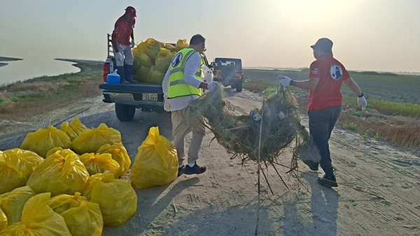  رفع مئات الأطنان من المخلفات وشباك الصيد المهملة