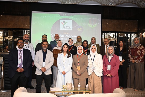 رئيسة جمعية العلاج الطبيعي الكويتية د. عبير التجلي مع المشاركين بالملتقى في لقطة جماعية 